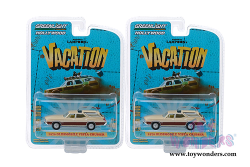 Greenlight - Hollywood Series 24 | Oldsmobile Vista Cruiser - National Lampoon's Vacation (1970, 1/64 scale diecast model car, Cream) 44840E/48
