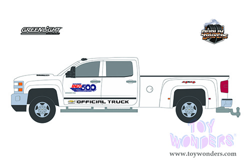 Greenlight - Dually Drivers Series 6 | Chevrolet&reg; Silverado 3500 Dually 101 Running Indy 500 Pickup Truck - PennGrade Motor Oil (2017, 1/64 scale diecast model car, White) 46060A/48
