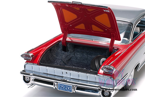 Sun Star Platinum - Oldsmobile "98" Hardtop (1959, 1/18 scale diecast model car, Silver Mist/Cardinal Red) 5243
