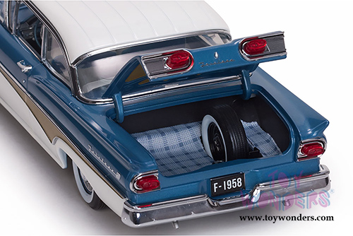 Sun Star Platinum - Ford Fairlane "Around The World" Hard Top (1958, 1/18 scale diecast model car, Colonial White/Silverstone Blue) 5283