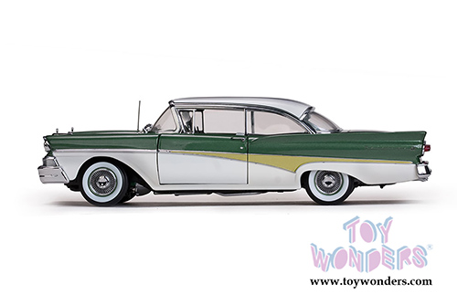 Sun Star Platinum - Ford Fairlane 500 Hardtop (1958, 1/18 scale diecast model car, White/Silverstone Green) 5285