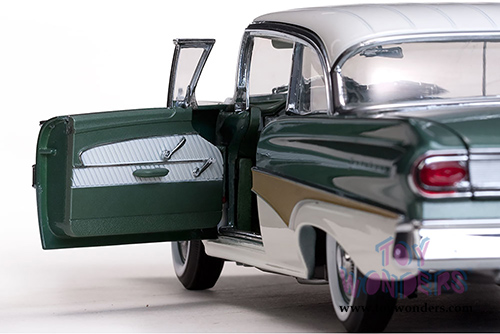 Sun Star Platinum - Ford Fairlane 500 Hardtop (1958, 1/18 scale diecast model car, White/Silverstone Green) 5285