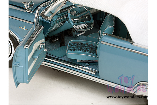 Sun Star Platinum - Plymouth Fury Closed Convertible (1960, 1/18 scale diecast model car, White/Twilight Blue Metallic) 5412