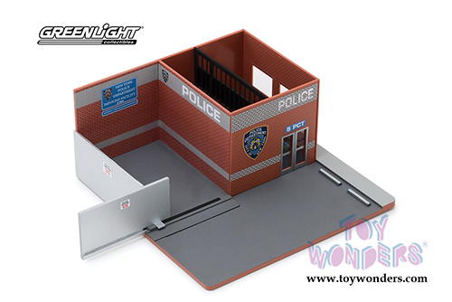 Greenlight Diorama - Mechanic's Corner | Hot Pursuit Central Command New York City Police Department (1/64 scale diecast/plastic model, Orange) 57042