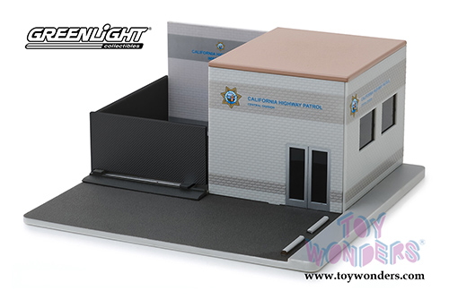 Greenlight Diorama - Mechanic's Corner | Hot Pursuit Central Command California Highway Patrol (1/64 scale diecast/plastic model, Gray) 57053