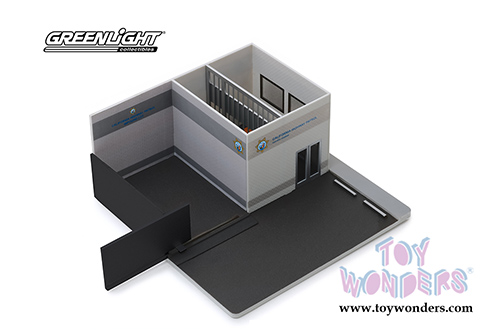 Greenlight Diorama - Mechanic's Corner | Hot Pursuit Central Command California Highway Patrol (1/64 scale diecast/plastic model, Gray) 57053