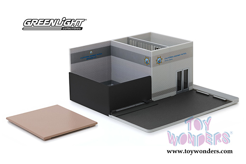 Greenlight Diorama - Mechanic's Corner | Hot Pursuit Central Command California Highway Patrol (1/64 scale diecast/plastic model, Gray) 57053