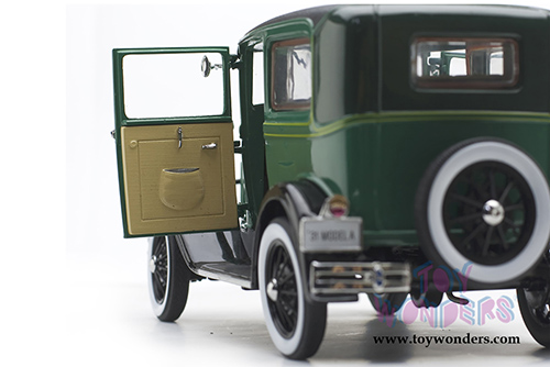 Sun Star Ford Classic - Ford Model A Tudor (1931, 1/18 scale diecast model car, Balsam Green/Vagabond Green) 6105GN