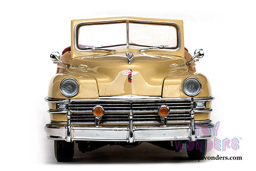 Sun Star Classic - Chrysler Town & Country Convertible (1948, 1/18 scale diecast model car, Yellow Lustre) 6140