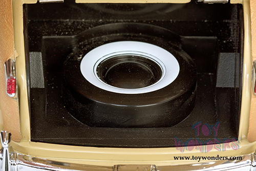 Sun Star Classic - Chrysler Town & Country Convertible (1948, 1/18 scale diecast model car, Yellow Lustre) 6140