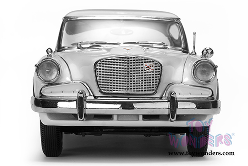 Sun Star USA - Studebaker Golden Hawk Hardtop (1957, 1/18 scale diecast model car, Arctic White) 6152