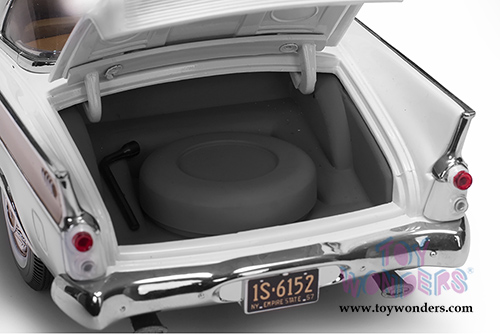 Sun Star USA - Studebaker Golden Hawk Hardtop (1957, 1/18 scale diecast model car, Arctic White) 6152