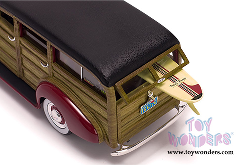 Sun Star USA - Chevrolet&reg; Woody Surf Wagon (1939, 1/18 scale diecast model car, Permanent Red) 6176