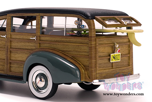 Sun Star USA - Chevrolet&reg; Woody Surf Wagon (1939, 1/18 scale diecast model car, Grandville Gray) 6177