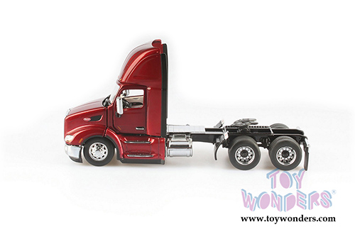 Diecast Masters - Peterbilt&reg; 579 UltraLoft Day Cab SBFA (1/50 scale diecast model car, Legendary Red) 71068