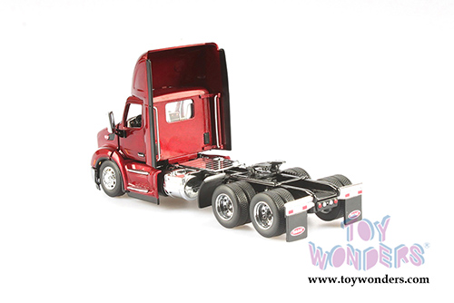 Diecast Masters - Peterbilt&reg; 579 UltraLoft Day Cab SBFA (1/50 scale diecast model car, Legendary Red) 71068