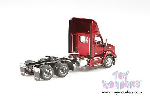 Diecast Masters - Peterbilt&reg; 579 UltraLoft Day Cab SBFA (1/50 scale diecast model car, Legendary Red) 71068
