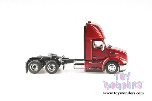 Diecast Masters - Peterbilt&reg; 579 UltraLoft Day Cab SBFA (1/50 scale diecast model car, Legendary Red) 71068