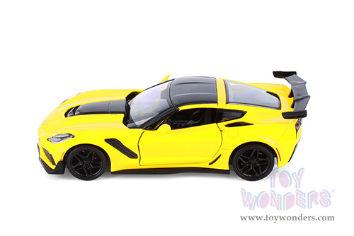 Showcasts® Collectibles - Chevrolet® Corvette® ZR1 Hardtop (2019, 1/24 scale diecast model car, Asstd.) 71356D MAP: $19.99