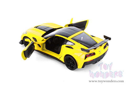 Showcasts® Collectibles - Chevrolet® Corvette® ZR1 Hardtop (2019, 1/24 scale diecast model car, Asstd.) 71356D MAP: $19.99