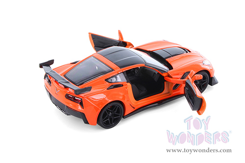 Showcasts® Collectibles - Chevrolet® Corvette® ZR1 Hardtop (2019, 1/24 scale diecast model car, Asstd.) 71356D MAP: $19.99