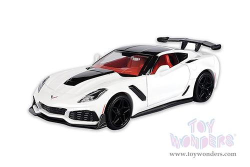 Showcasts® Collectibles - Chevrolet® Corvette® ZR1 Hardtop (2019, 1/24 scale diecast model car, White/Red interior) 71356R MAP: $22.99