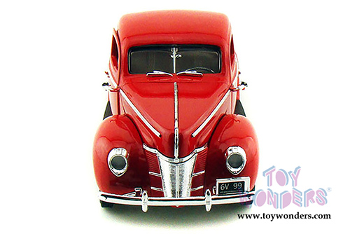 Motormax Timeless Classics -  Ford Coupe Deluxe Hard Top (1940, 1/18 scale diecast model car, Red) 73108TC/R