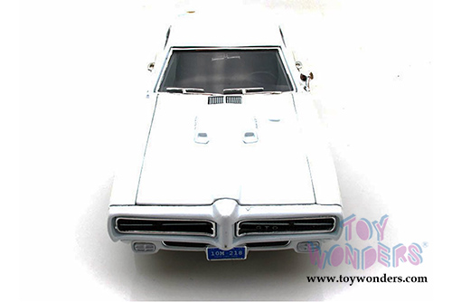 Motormax Timeless Classics - Pontiac GTO Judge Hard Top (1969, 1/18 scale diecast model car, White) 73133TC/W