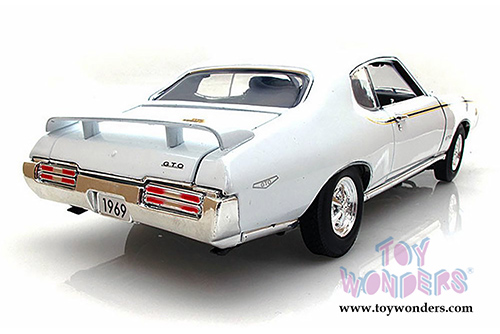 Motormax Timeless Classics - Pontiac GTO Judge Hard Top (1969, 1/18 scale diecast model car, White) 73133TC/W