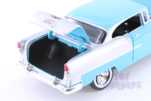 Showcasts Collectibles - Chevrolet&reg; Bel Air&reg; Hardtop (1955, 1/24 scale diecast model car, Light Blue/Gray) 73229BU/16D
