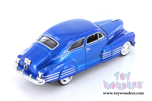 Showcasts Collectibles - Chevy&reg; Aerosedan Fleetline Hard Top (1948, 1/24 scale diecast model car, Asstd.) 73266/16D