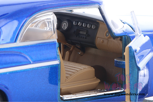 Showcasts Collectibles - Chrysler C300 Hardtop (1955, 1/24 scale diecast model car, Asstd.) 73302/16D