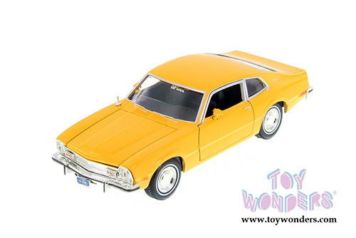 Showcasts - Ford Maverick Hardtop (1974, 1/24 scale diecast model car, Asstd.) 73326/16D
