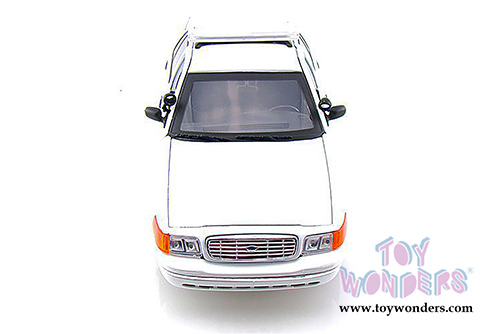 Motormax - Ford Crown Victoria Undecorated Police Hard Top (2001, 1/18 scale diecast model car, White) 73517