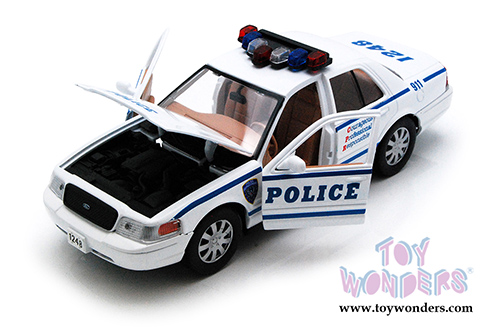 Motormax - Ford Crown Victoria Police Interceptor (2010, 1/24 scale diecast model car, White) 76482WHW