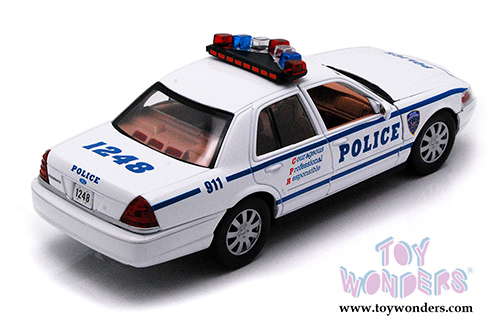 Motormax - Ford Crown Victoria Police Interceptor (2010, 1/24 scale diecast model car, White) 76482WHW