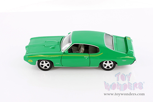 Showcasts® Collectibles - 1969 Pontiac® GTO™ Judge™ Hardtop (1969, 1/24 scale diecast model car, Green) 77242GN MAP: $22.99