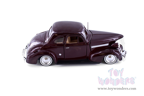 Showcasts® Collectibles - Chevrolet® Coupe Hardtop (1939, 1/24 scale die cast model car, Burgundy) 77247BGD MAP: $19.99