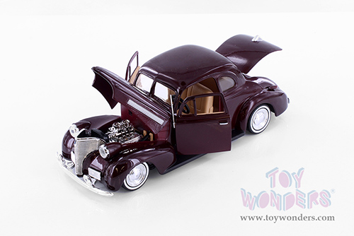 Showcasts® Collectibles - Chevrolet® Coupe Hardtop (1939, 1/24 scale die cast model car, Asstd.) 77247D MAP: $19.99