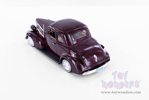 Showcasts® Collectibles - Chevrolet® Coupe Hardtop (1939, 1/24 scale die cast model car, Asstd.) 77247D MAP: $19.99
