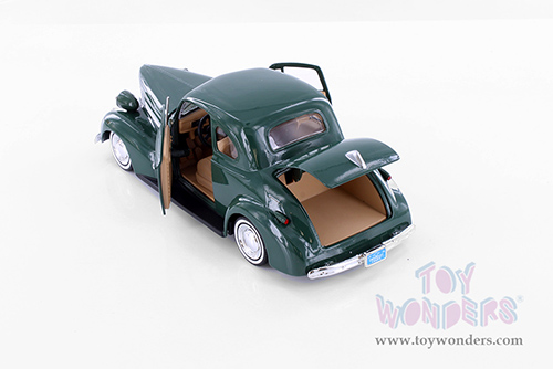 Showcasts® Collectibles - Chevrolet® Coupe Hardtop (1939, 1/24 scale die cast model car, Asstd.) 77247D MAP: $19.99