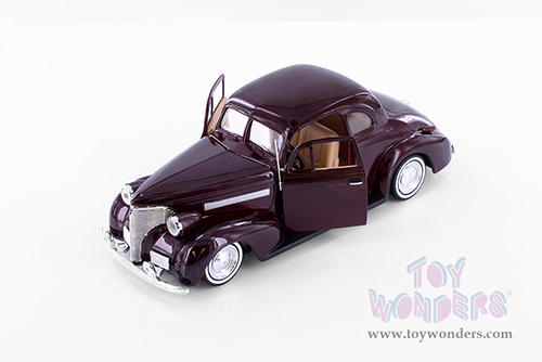Showcasts® Collectibles - Chevrolet® Coupe Hardtop (1939, 1/24 scale die cast model car, Asstd.) 77247D MAP: $19.99