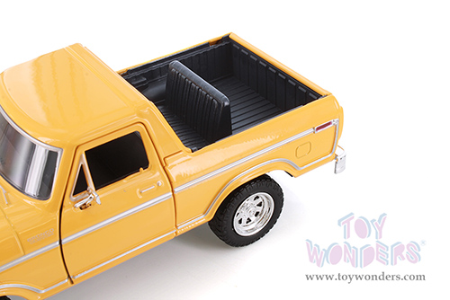 Showcasts® Collectibles - Ford Bronco (open top) (1978, 1/24 scale diecast model car, Asstd.) 77374D MAP: $19.99
