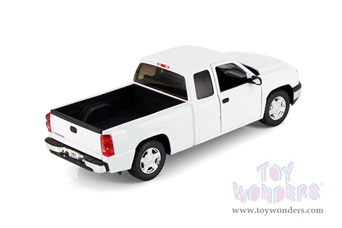 Showcasts® Collectibles - Chevy® Silverado™ 1500 Double Cab Truck (2006, 1/25 scale diecast model car, Asstd.) 77393D MAP: $19.99