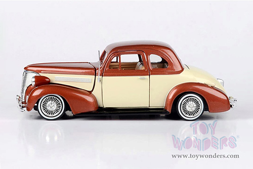 Motormax Get Low - Chevrolet&reg; Coupe Lowrider (1939, 1/24 scale diecast model car, Brown/Beige) 79028WLBE