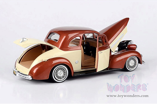 Motormax Get Low - Chevrolet&reg; Coupe Lowrider (1939, 1/24 scale diecast model car, Brown/Beige) 79028WLBE