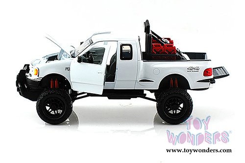 Motormax Off Road - Ford F-150 XLT Flareside Supercab Pickup Truck (2001, 1/24 scale diecast model car, White) 79132WT