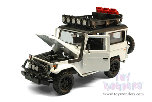 Motormax Off Road - Toyota FJ40 Land Cruiser (1974, 1/24 scale diecast model car, Light Cream) 79137WT