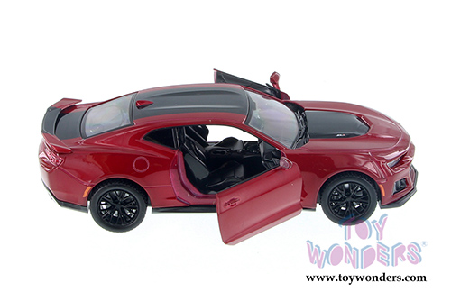 Showcasts Collectibles - Chevrolet&reg; Camaro&reg; ZL1 Hardtop (2017, 1/18 scale diecast model car, Asstd.) 79351/16D