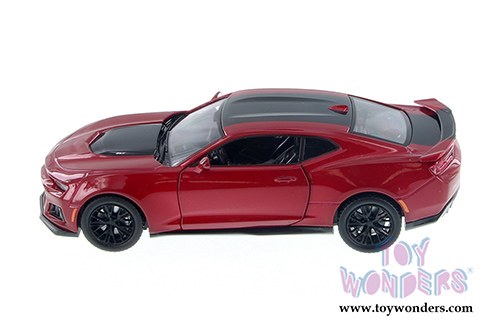 Showcasts Collectibles - Chevrolet&reg; Camaro&reg; ZL1 Hardtop (2017, 1/24 scale diecast model car, Red) 79351AC/R